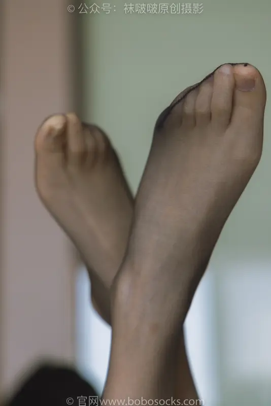 [BoBoSocks袜啵啵] NO.216 小甜豆-两双高跟鞋、肉丝、油亮黑丝（花絮版） - BoBoSocks袜啵啵